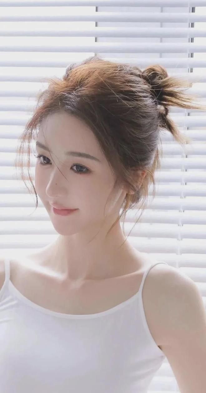 行戴绿色帽子的女老板同房新利体育网站登录